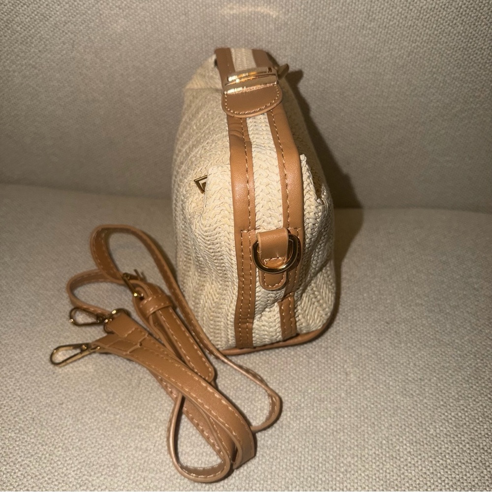 Elegant Tan and Cream Women's Woven Straw and Faux Leather Handbag/Shoulder Bag - Picture 3 of 7